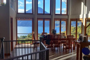 Dramatic new villa, close to center, stunning views!